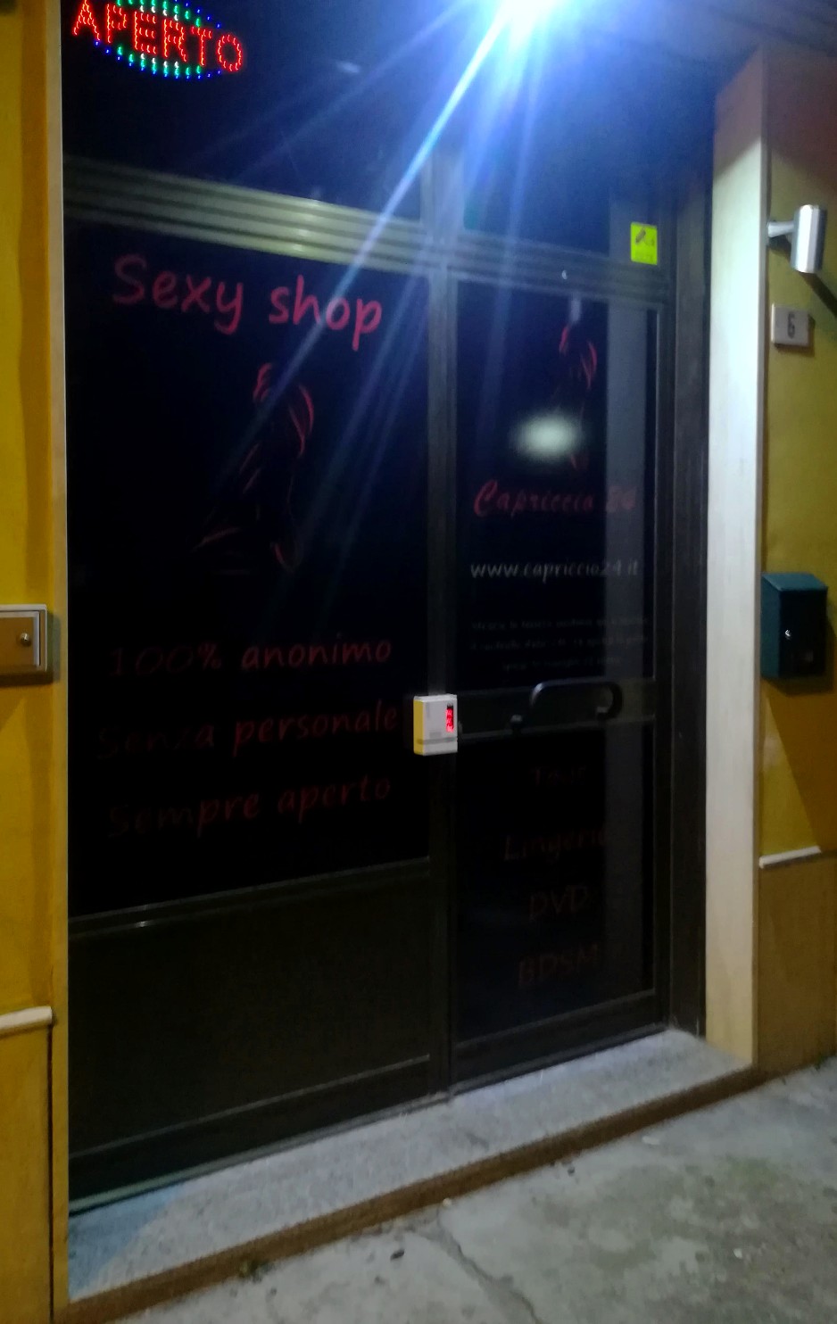 vista esterna del sexy shop Capriccio24 ad Aulla